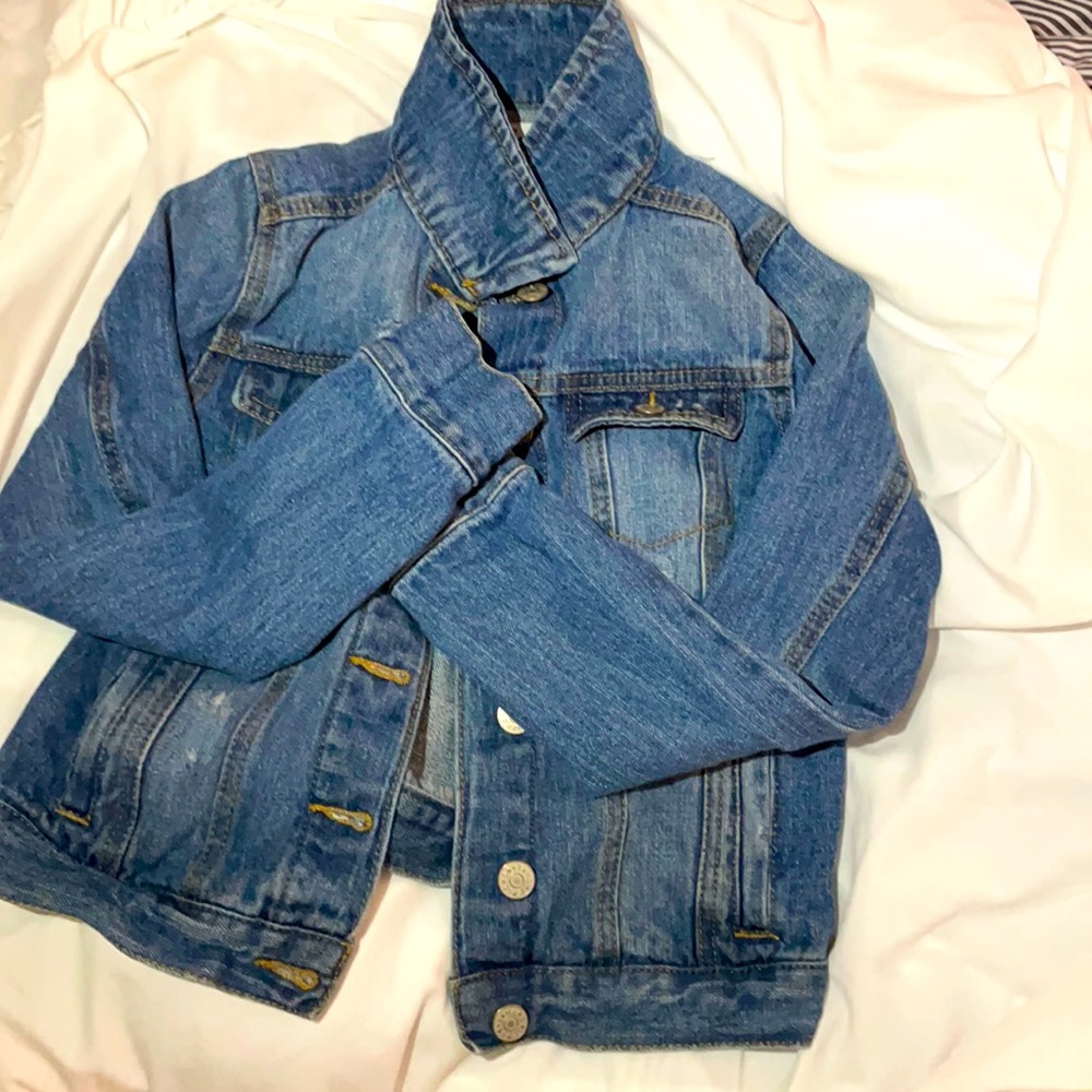 Kids Jean jacket size:large, is used, in great condition! Very stylish for kids!